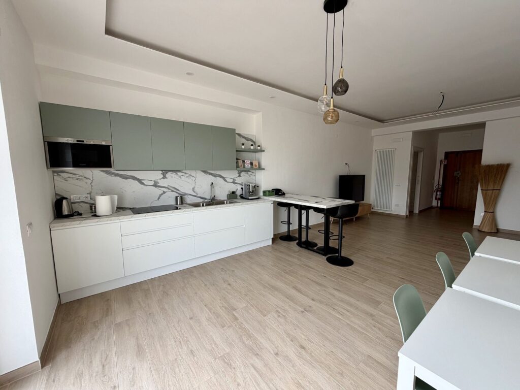 L'open space: cucina e soggiorno