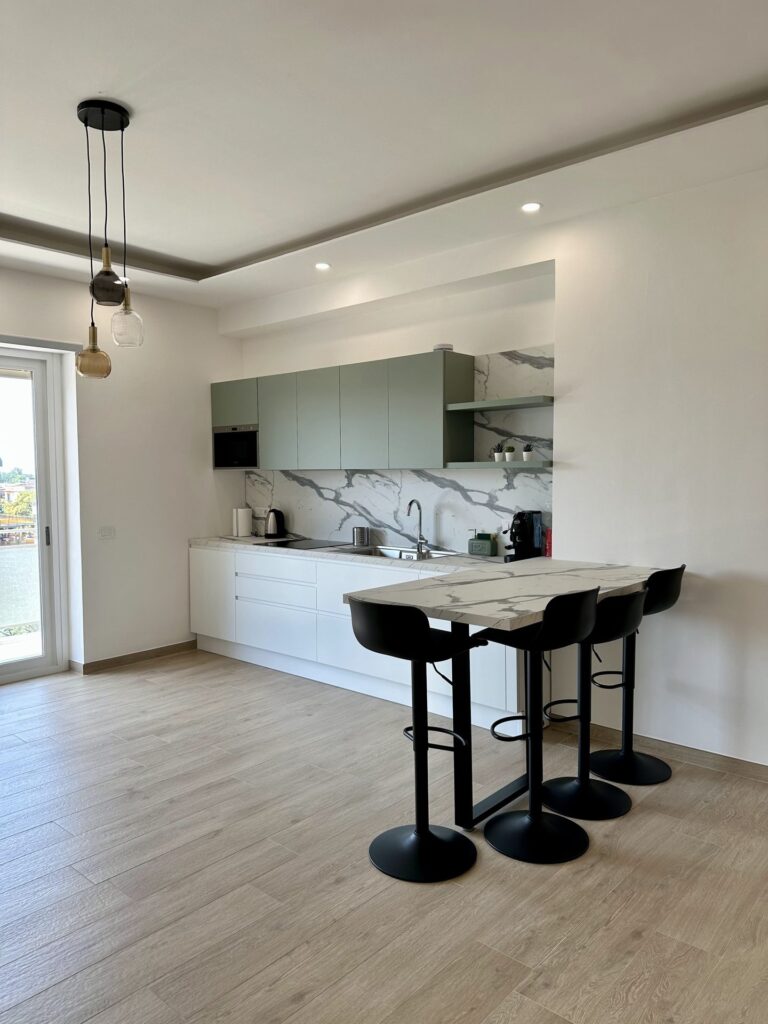 L'open space: cucina e soggiorno