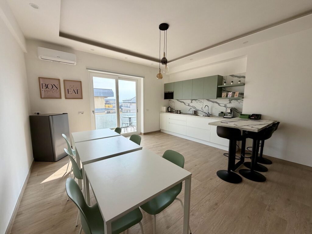 L'open space: cucina e soggiorno